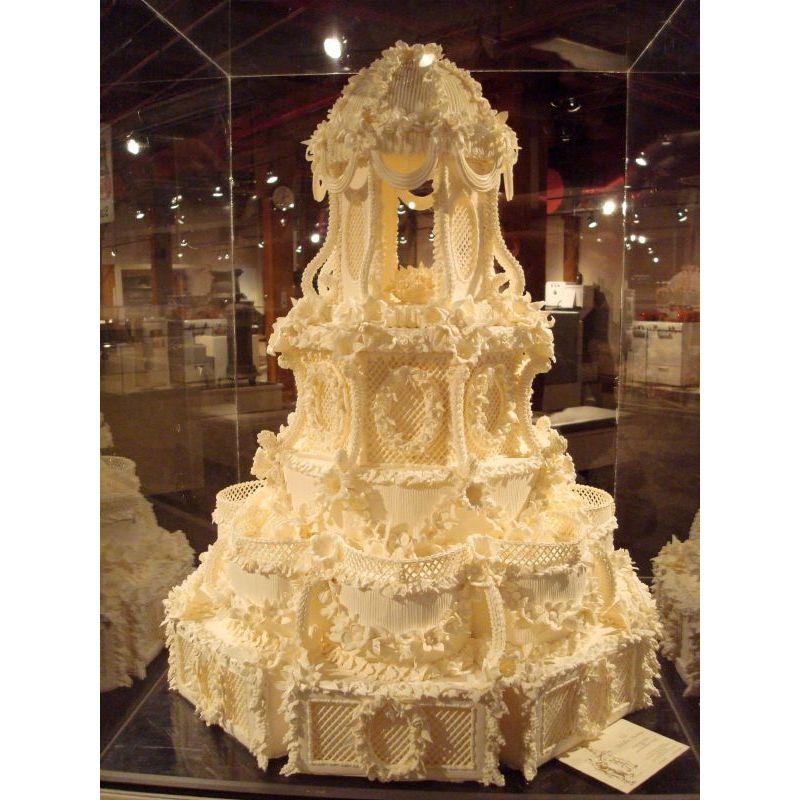 Another Victorian-inspired cake, this one teeming with lacy details, Victorian architectural structures and blossoming fondant flowers