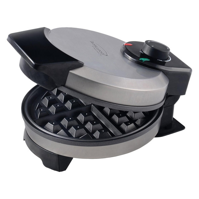 Brentwood 7" Nonstick Belgian Waffle Maker in Silver