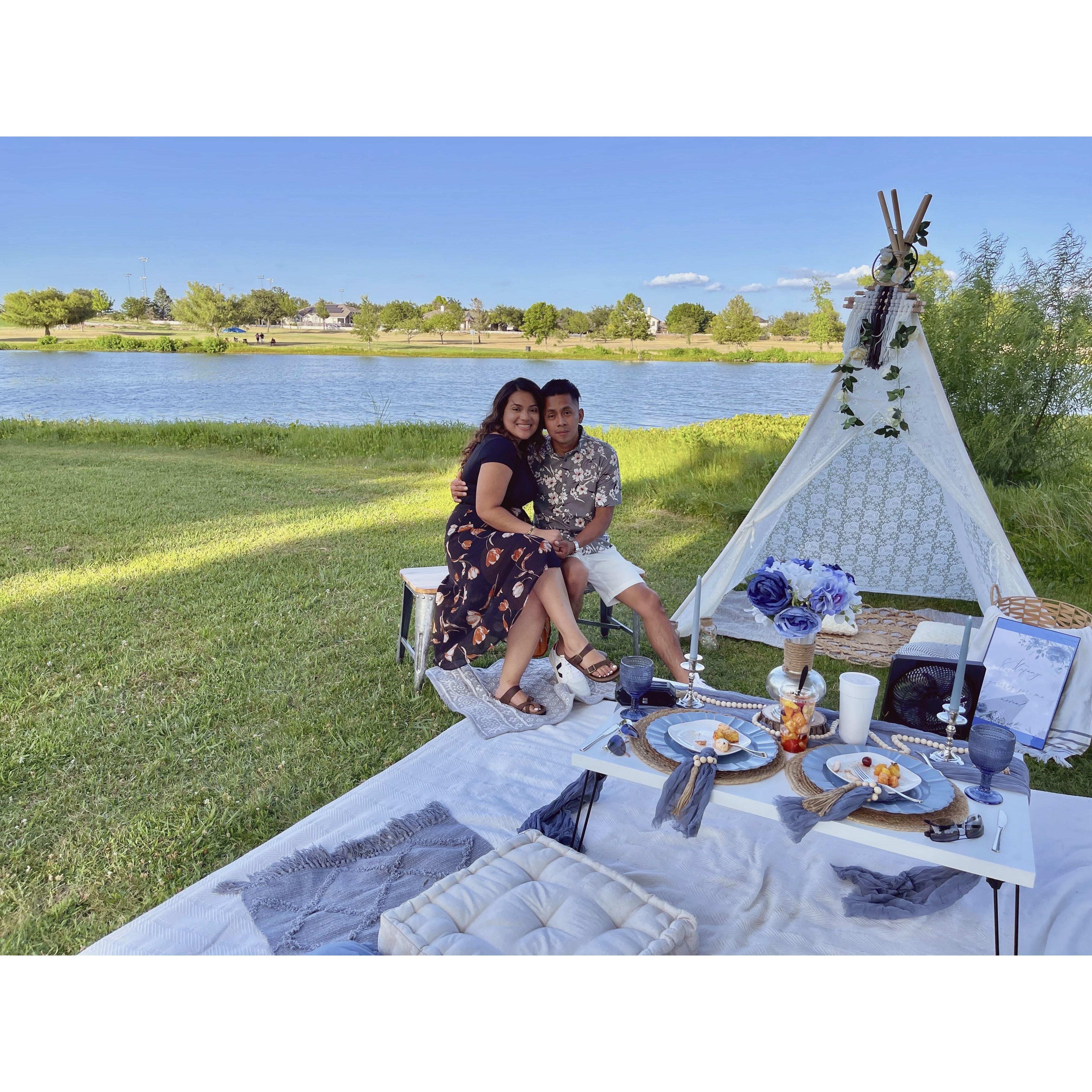 Este dia nos covertimos en novios. El me sorprendió con un hermoso Picnic para hacerme la primera pregunta de el comienzo de esta historia. Dije que SI!! a convertirme en su novia oficial.

This day I turned into his Girlfriend. He surprised me with a beautiful Picnic to ask me the first question of the beginning of this story. I said YES!! To become his official girlfriend.