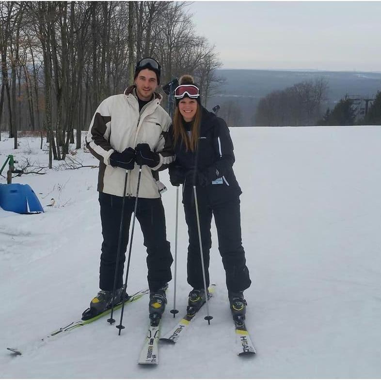 Sean tries to teach Jackie to ski but it is not an easy task and she usually sits down while going down the mountain