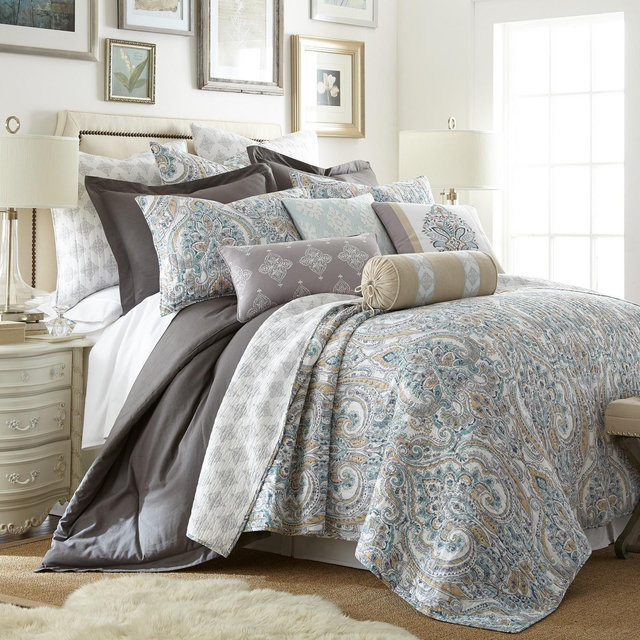 Rome Damask Quilt Set - King Quilt and Two King Pillow Shams Grey - Levtex Home