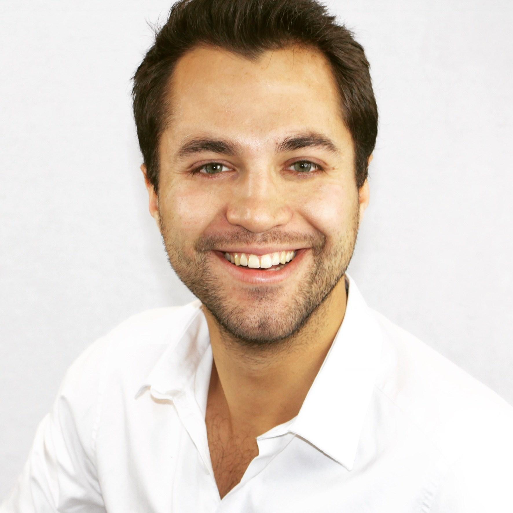 Love at first sight: William's infamous headshot that Tara had to add to their place of work's website and her instant crush began. Hubba hubba...😍😍😍