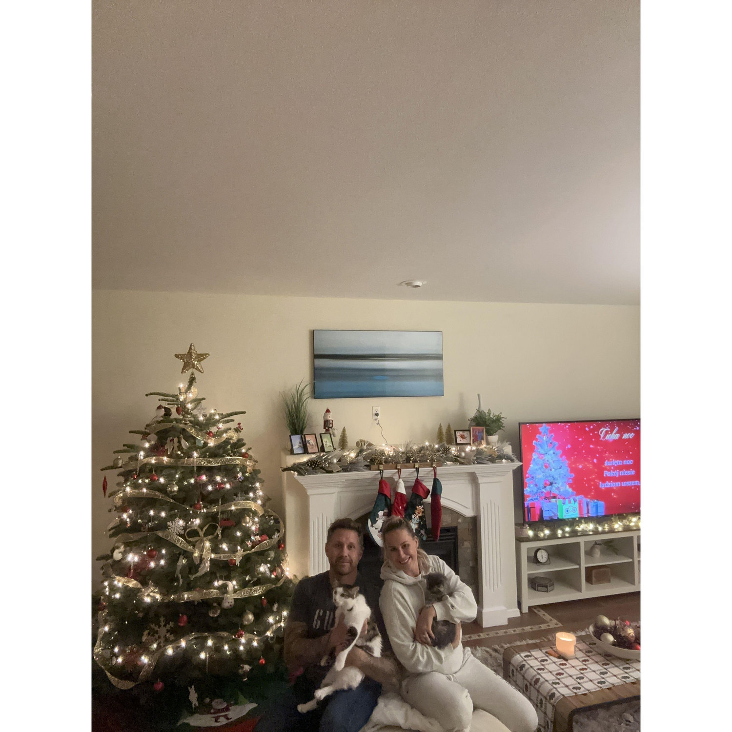 EN:Our first Christmas as a Family—celebrating with Our fur babies, Elizabeth and Richard
PL:Nasze pierwsze wspólne Święta Bożego Narodzenia—spędzone z naszą futrzaną rodziną, Elzbieta i Ryszardem 🐾.
