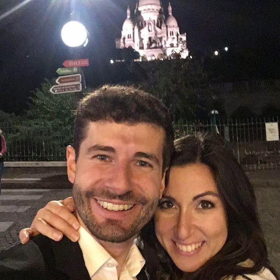 Abbraccio davanti la basilica del Sacro Cuore a Parigi