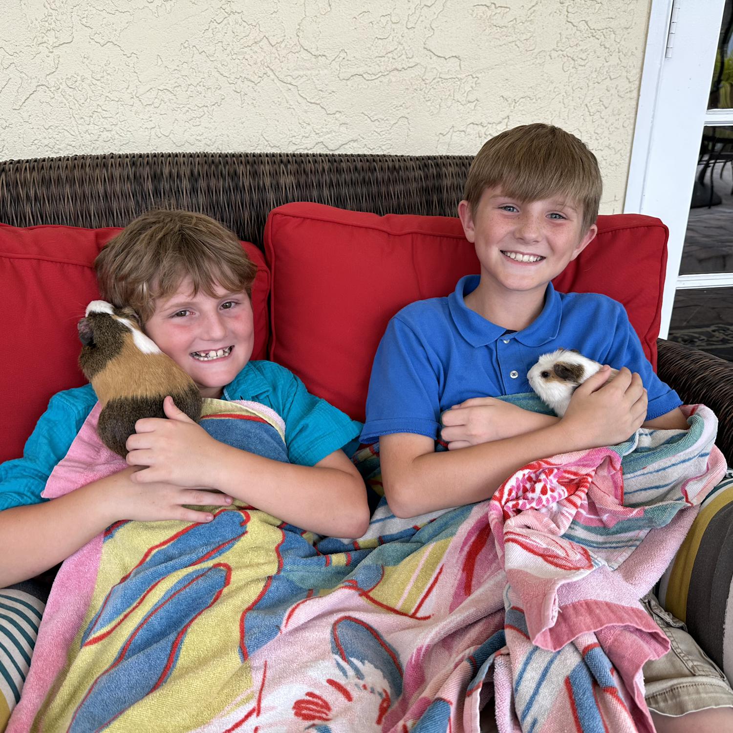 Weston and Fisher with their (Guinea) piggies 🥰