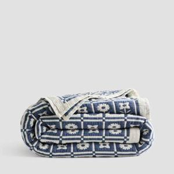 Organic Cotton Jacquard Floral Quilt in Glacier Blue