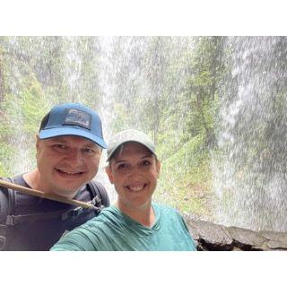 Hike in Oregon - behind a waterfall
