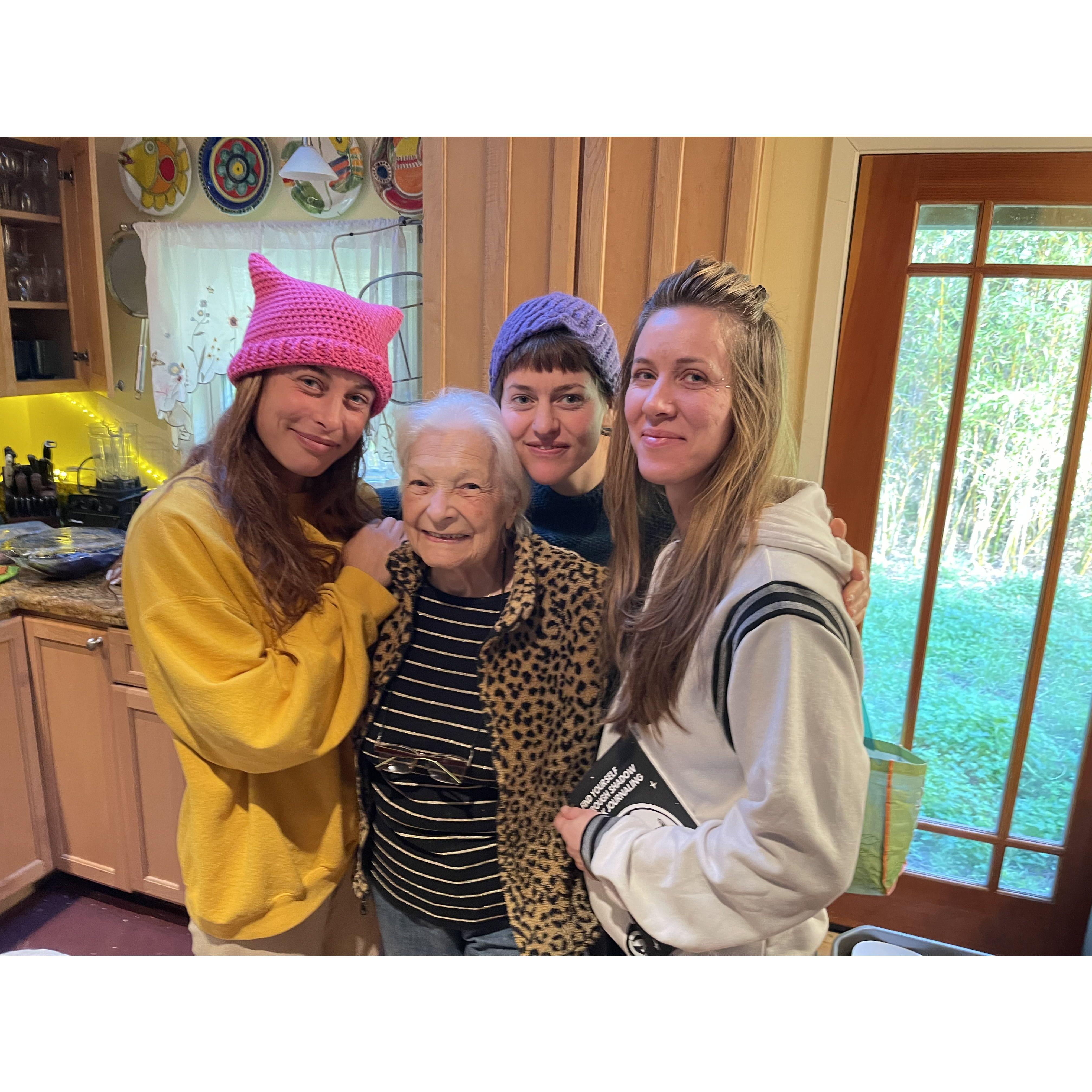 Mah sistas!!!! <3<3<3
And Abuela<3
"Be Happy"
"Do what you want"
"I Love you"