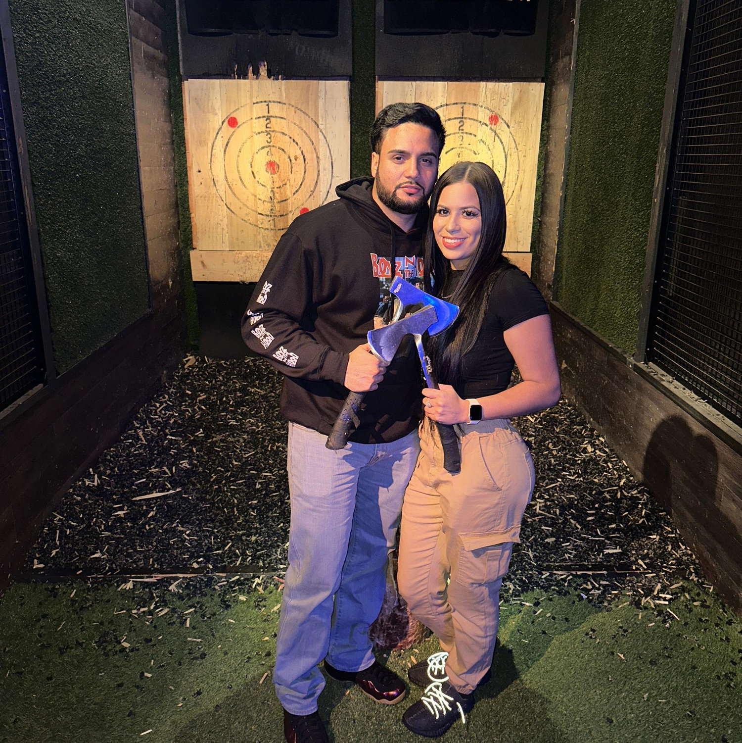 Katherine totally crushed him at axe throwing/ Katherine le ganó por mucho en el lanzamiento de hachas