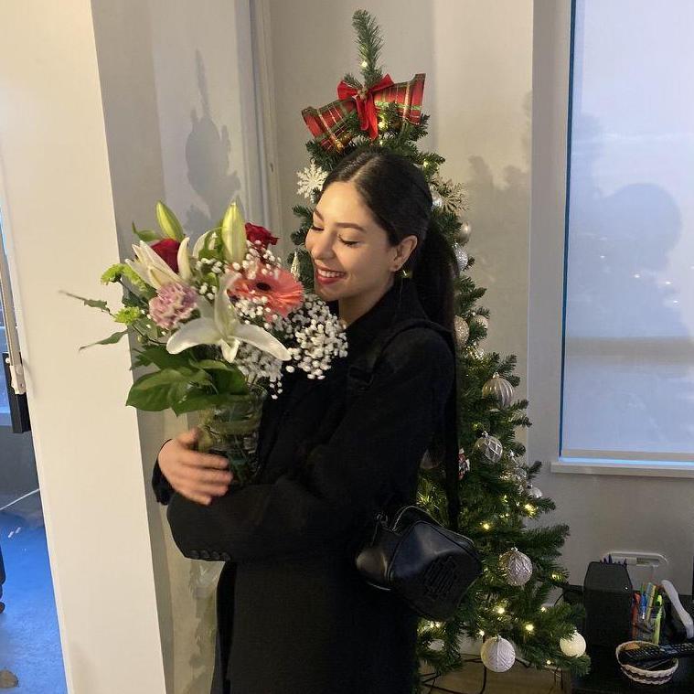 💐 🌸  Ere venía llegando de Hong Kong y extrañaba mucho estar en casa. Así la recibí, con flores como le gusta.
Detalle inesperado que llenó mi día de color y mi corazón de amor.