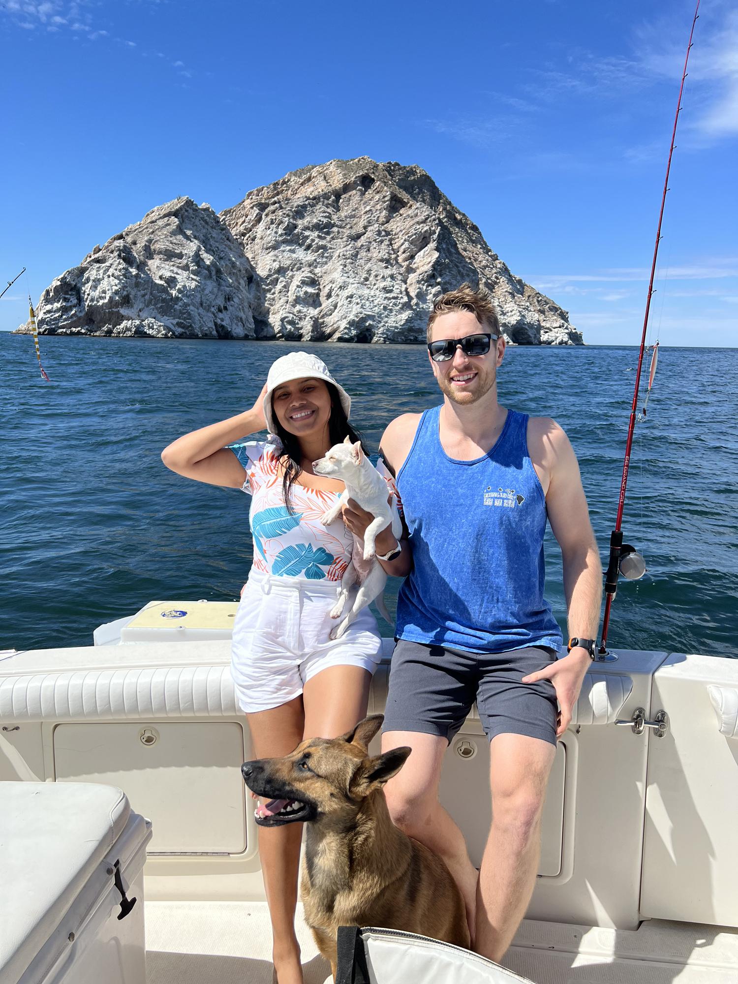 Our first road trip to Mexico as a party of 4, the girls did amazing on the boat and MILEIDIS fished her first fish 🐠