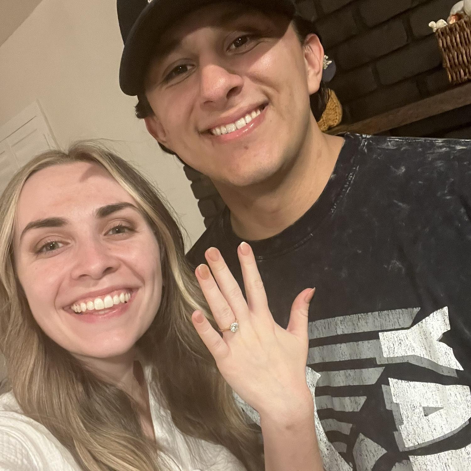 WEβRE ENGAGED!!πβ€οΈ