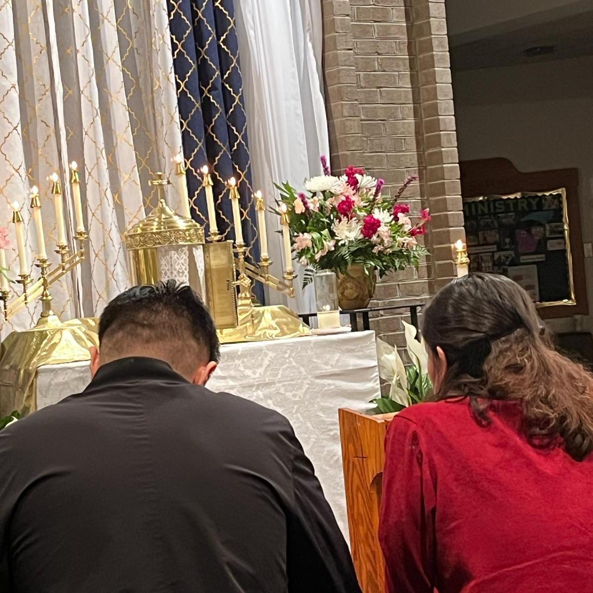 March 29th of 2024. 
Beautiful moment captured by one of our Madrinas during adoration before our Lord’s resurrection.