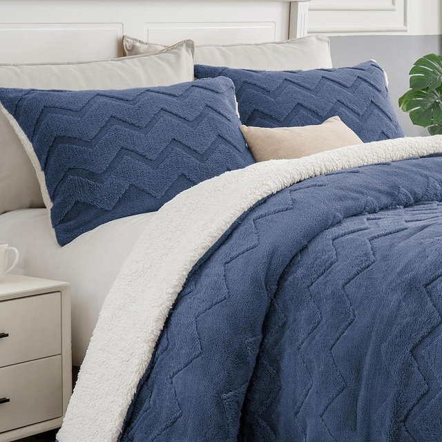 BEDELITE Fluffy King Size Comforter Set - Super Soft Sherpa Navy Comforter for King Size Bed, Luxury Warm Bedding Set for Winter, Fuzzy Bed Set 3 Pieces (1 Comforter, 2 Pillowcases)