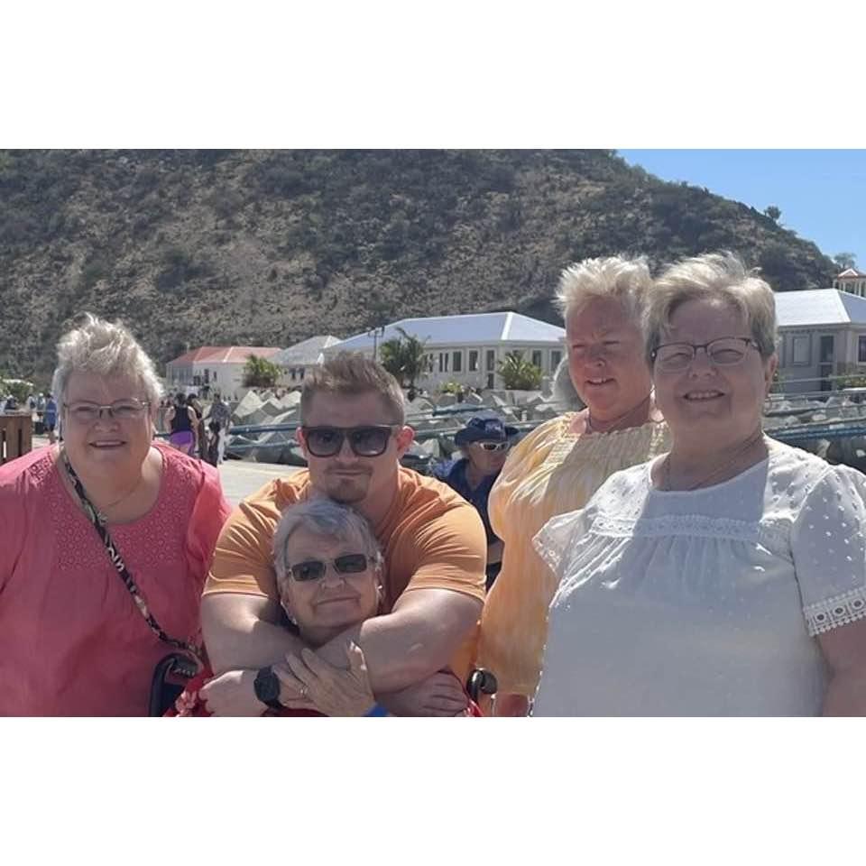 Ayyyy the classic meatcleaver hug!