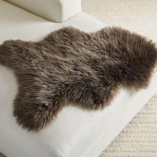Luxe Faux Fur Hide, 24 x 35", Mushroom
