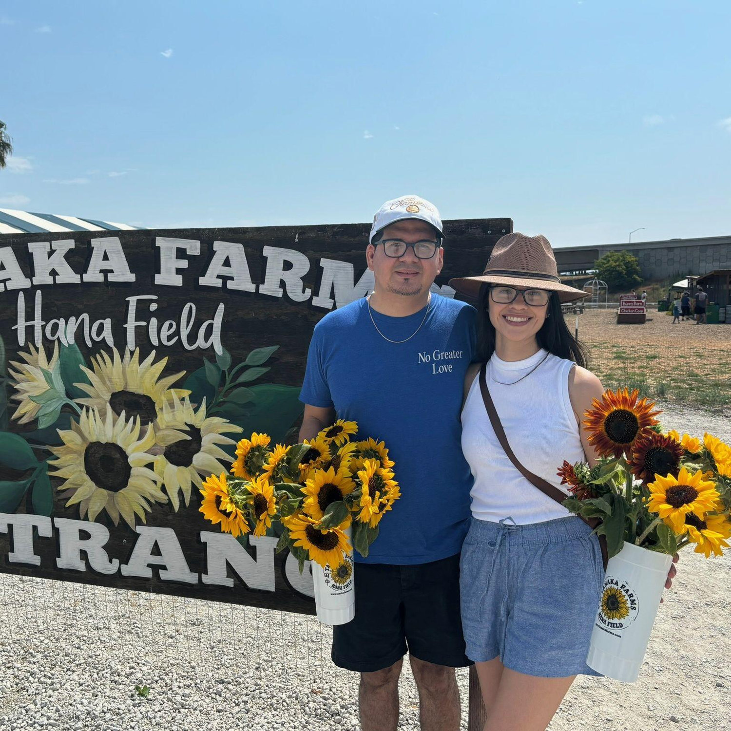 Hand picking sunflowers at Tanaka Farms. Simple moments like these remind us how muy joy we find being together 🌻