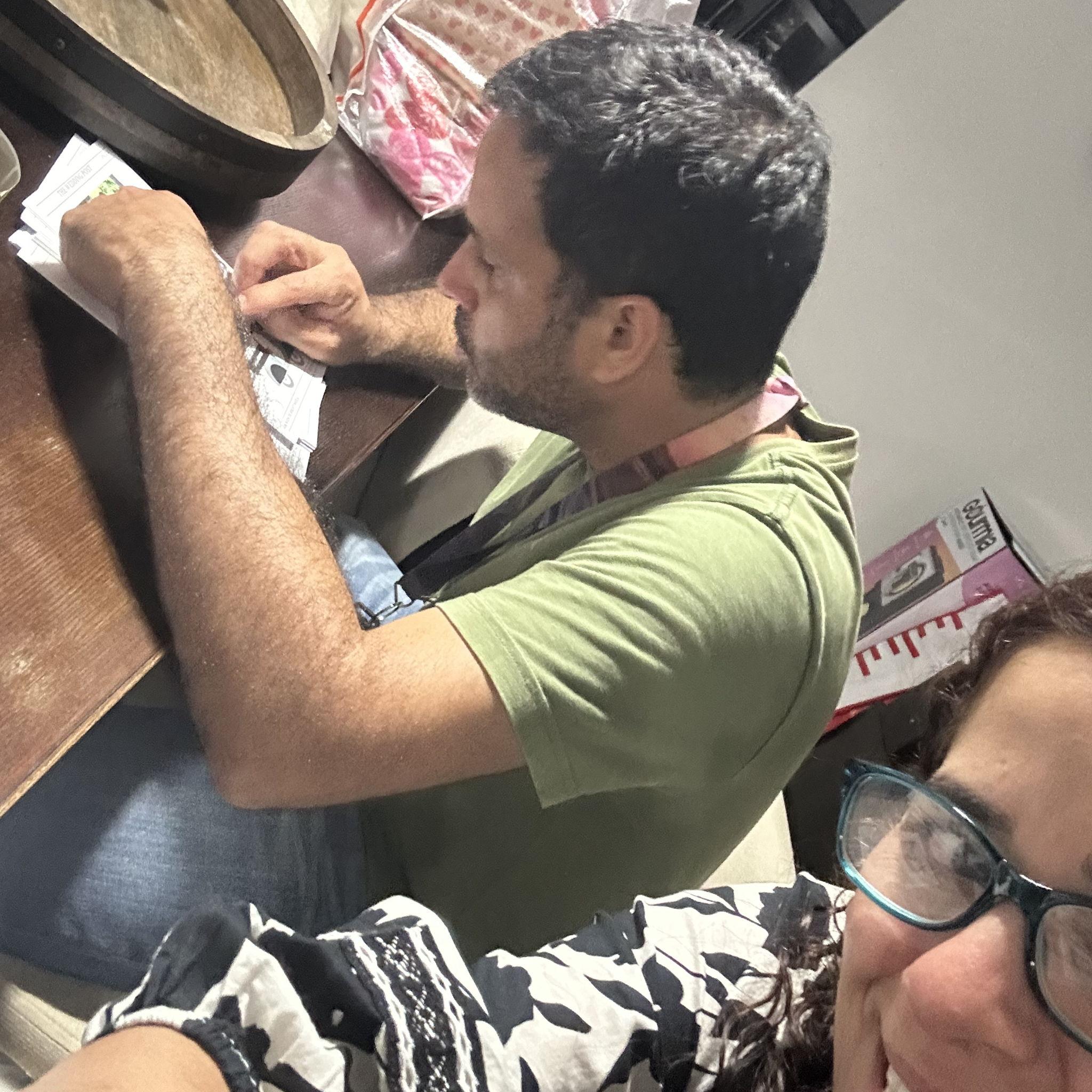 Trabajando en las invitaciones de la boda