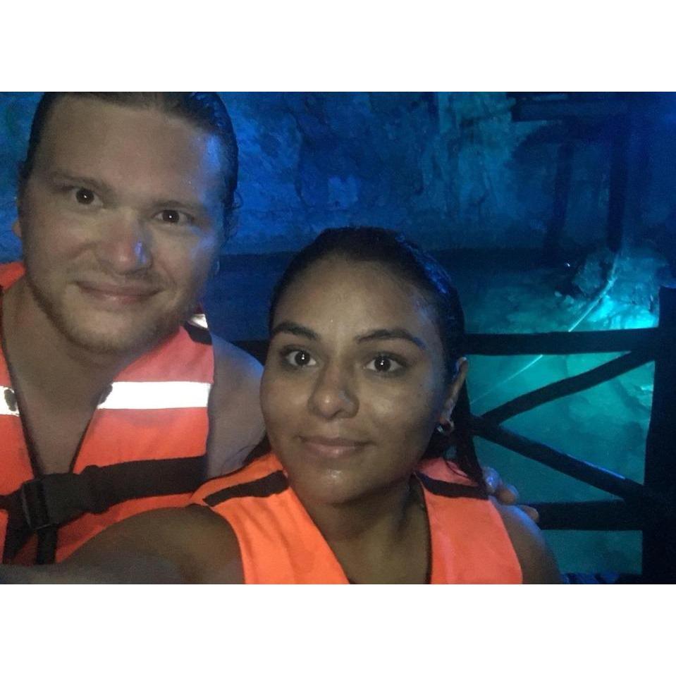 Los cenotes son hermosos aunque el agua es muy fría es por eso que decidimos salirnos porque estabamos congelandonos.