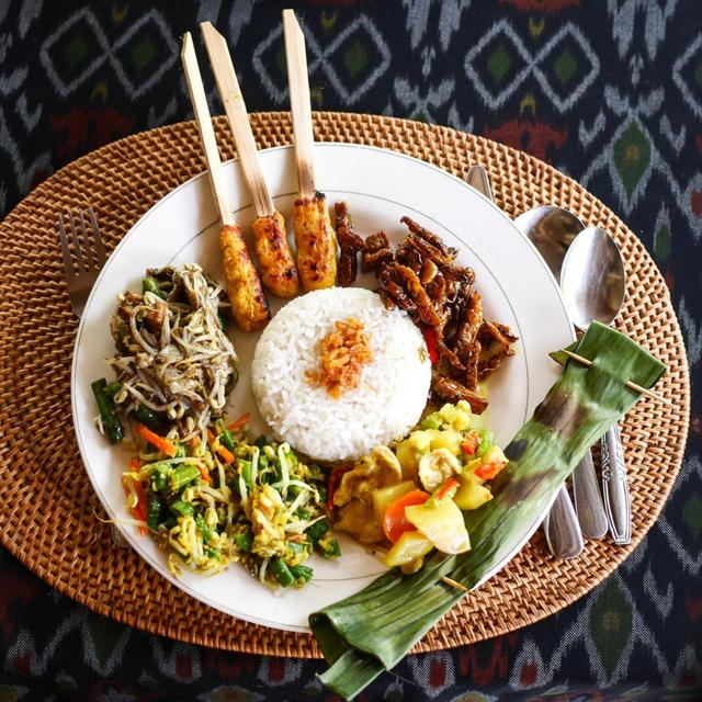 Jambangan Cooking Class with Rice Farm Visit & Coconut Oil Making