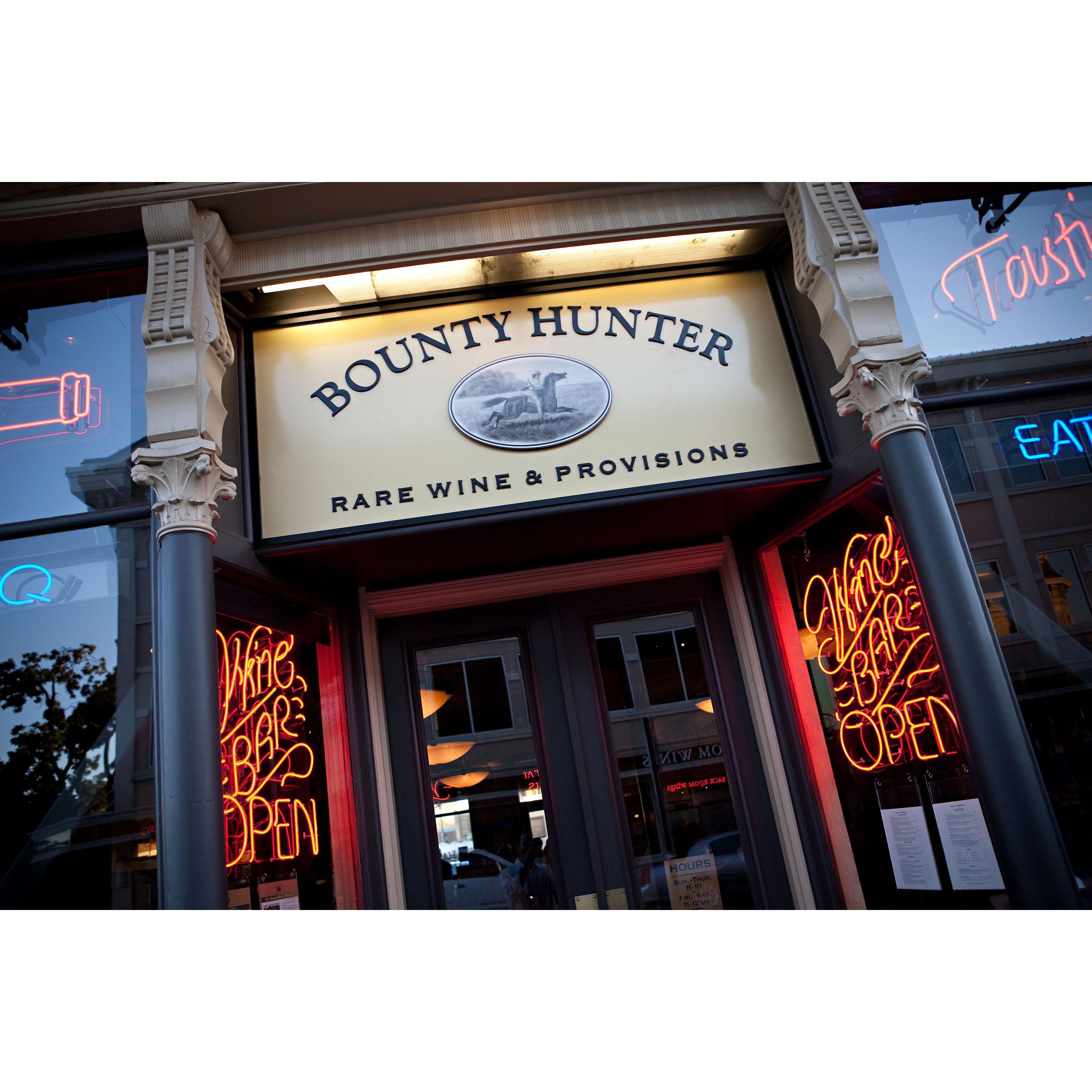 Casual, brick-walled establishment offering BBQ classics, craft brews & a sizable wine selection