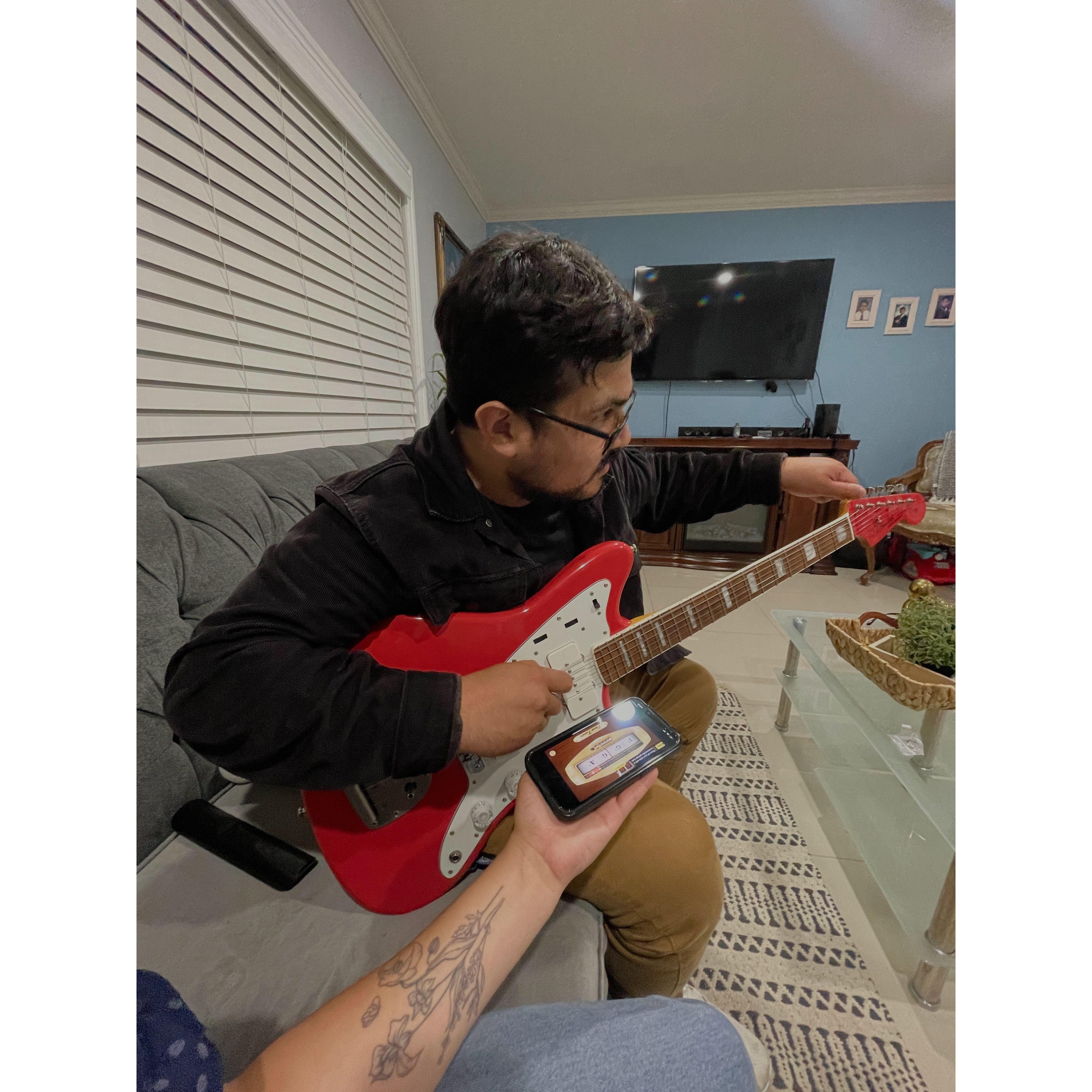 Emocionada de ver a Iram con su nueva guitarra (El estaba mas emocionado)
