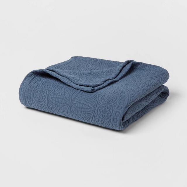 Full/Queen Matelasse Washed Medallion Coverlet Indigo Blue - Threshold™