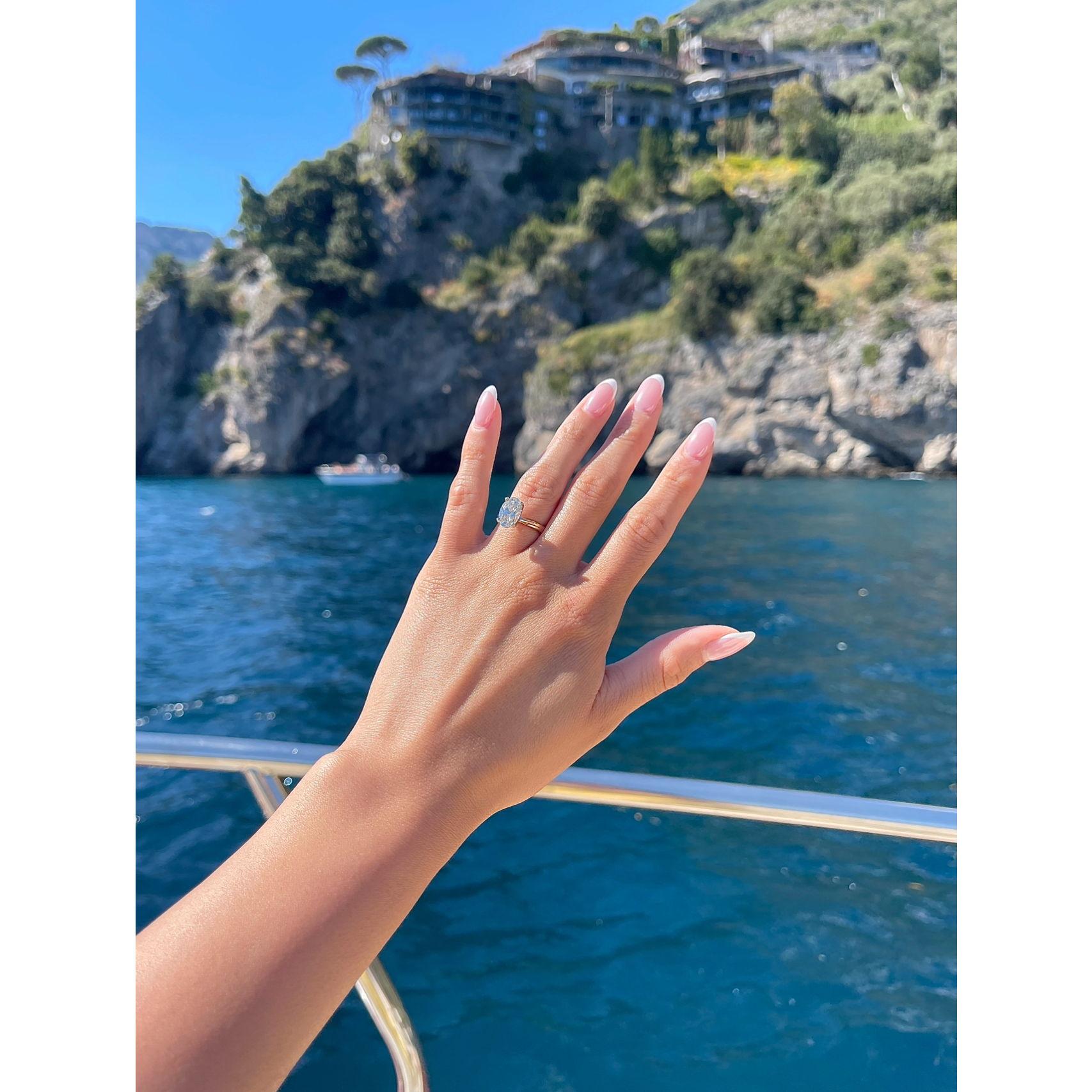 I know you want to see the ring so here it is :) ------ Sé que quieres ver el anillo así que aquí está :)