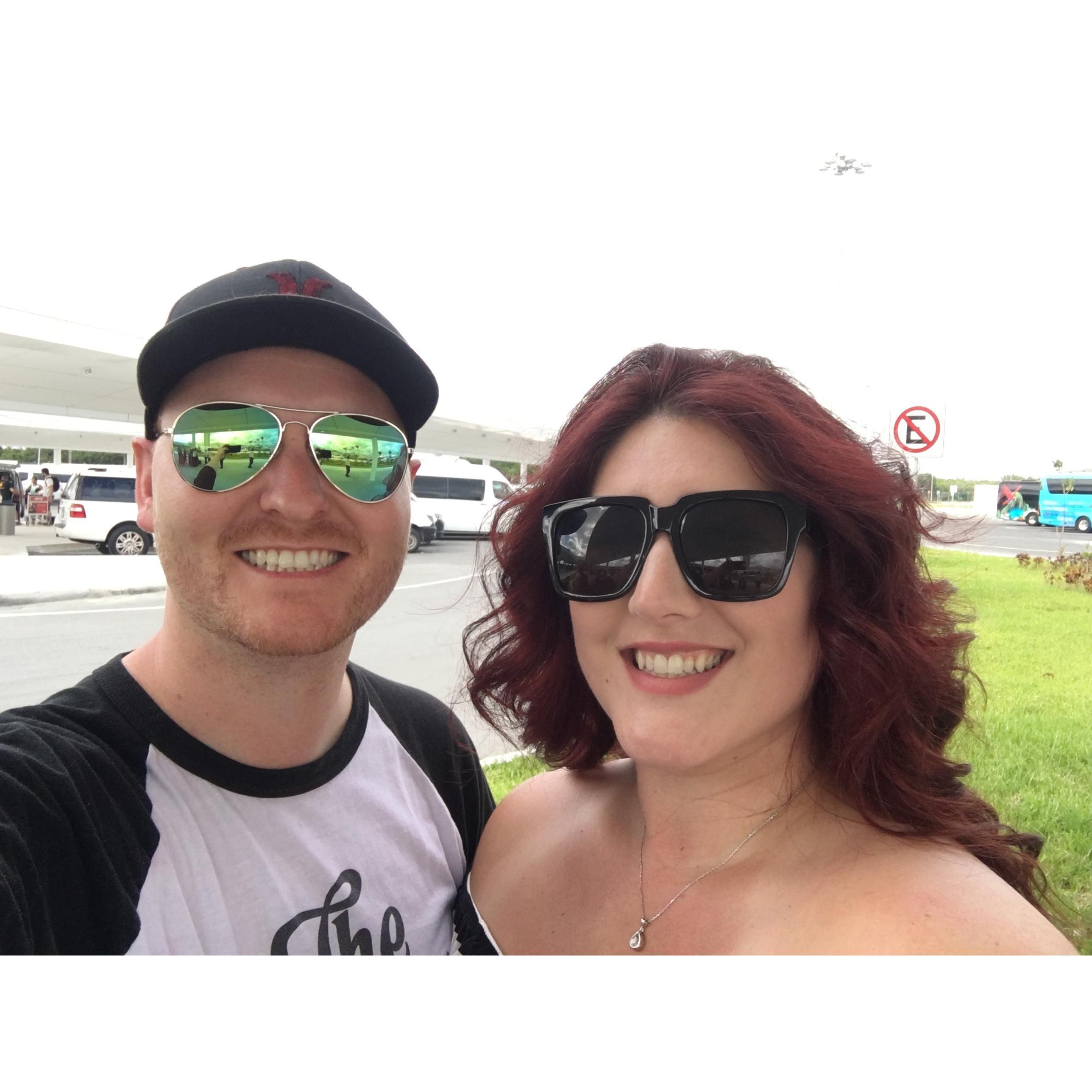 Sweating our asses off in Mexico waiting for our luggage