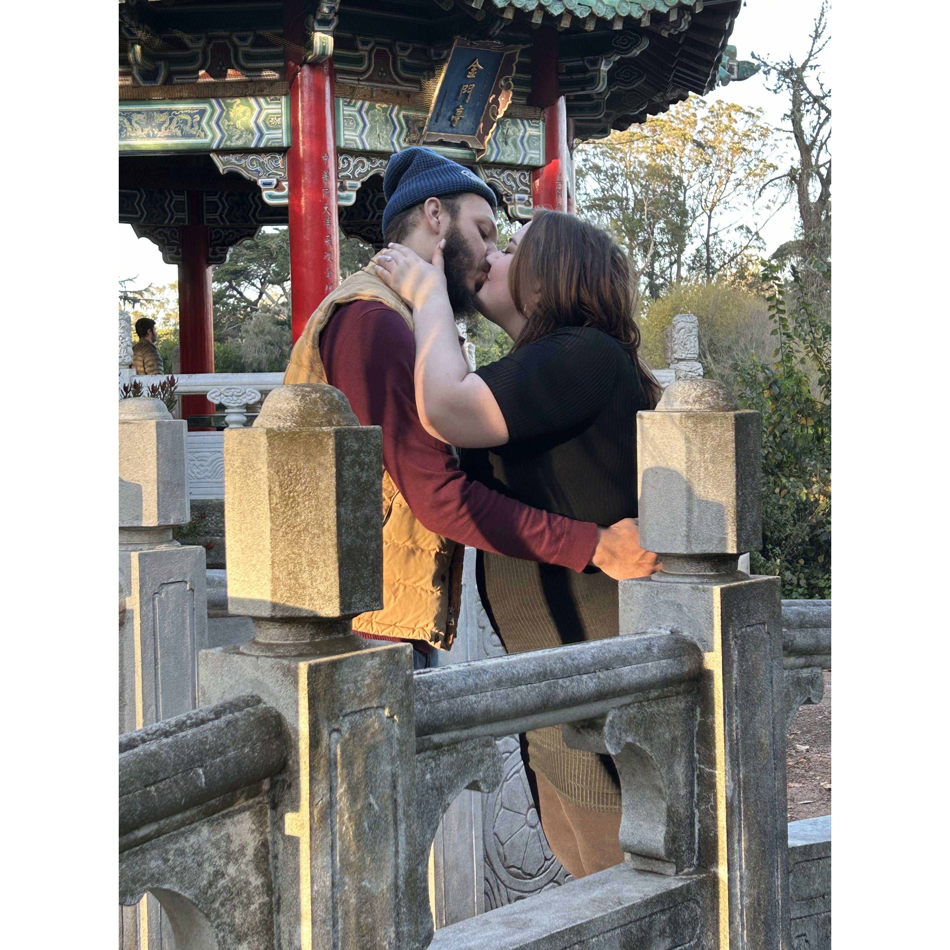 Kiss in a beautiful flower garden 🌷🌻🌹