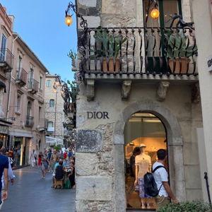 Shopping trip in Italy, on you