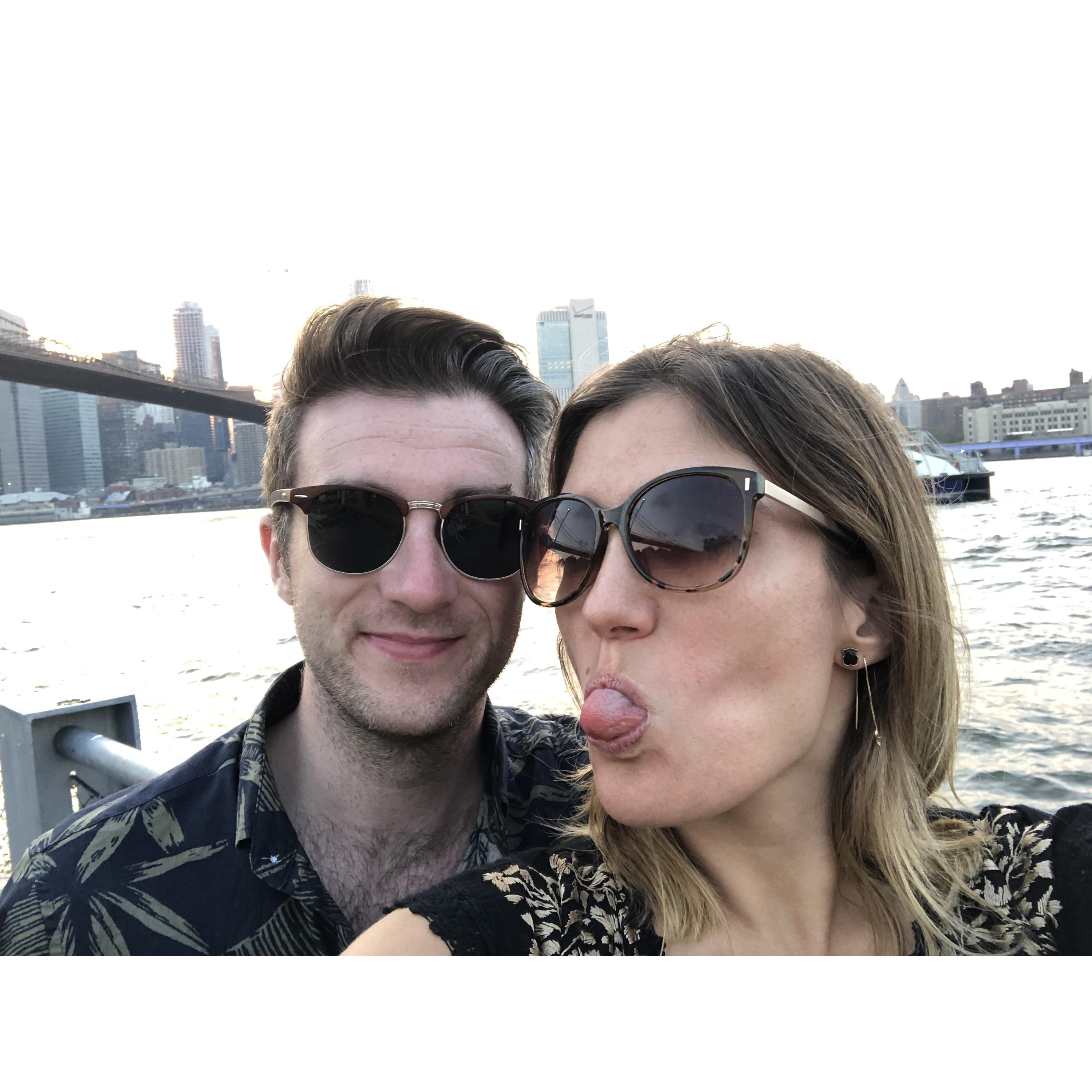 ¡Super cool con nuestros lentes de sol y con la vista de Nueva York atrás! 
Rocking the shades & loving the NYC view!