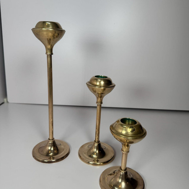 Vintage set 3 brass candlesticks, candle holders. Atomic looking. UFO like. Good condition. MCM. Tulip like.