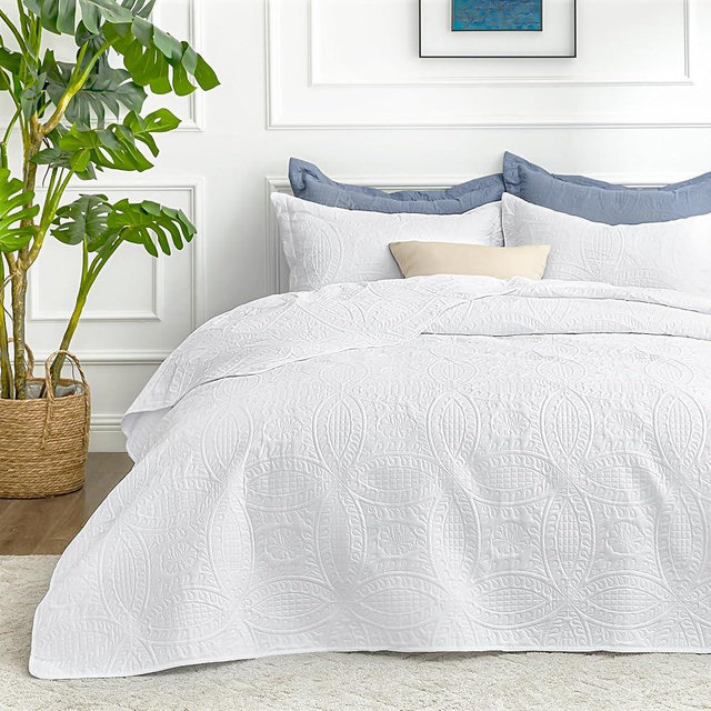 Love's cabin Oversized King Size Quilt Bedding Set White Bedspreads - Oversized King Lightweight Bedspread Comforter - Coin Pattern Coverlet for All Season - 3 Pieces (1 Quilt, 2 Pillow Shams)