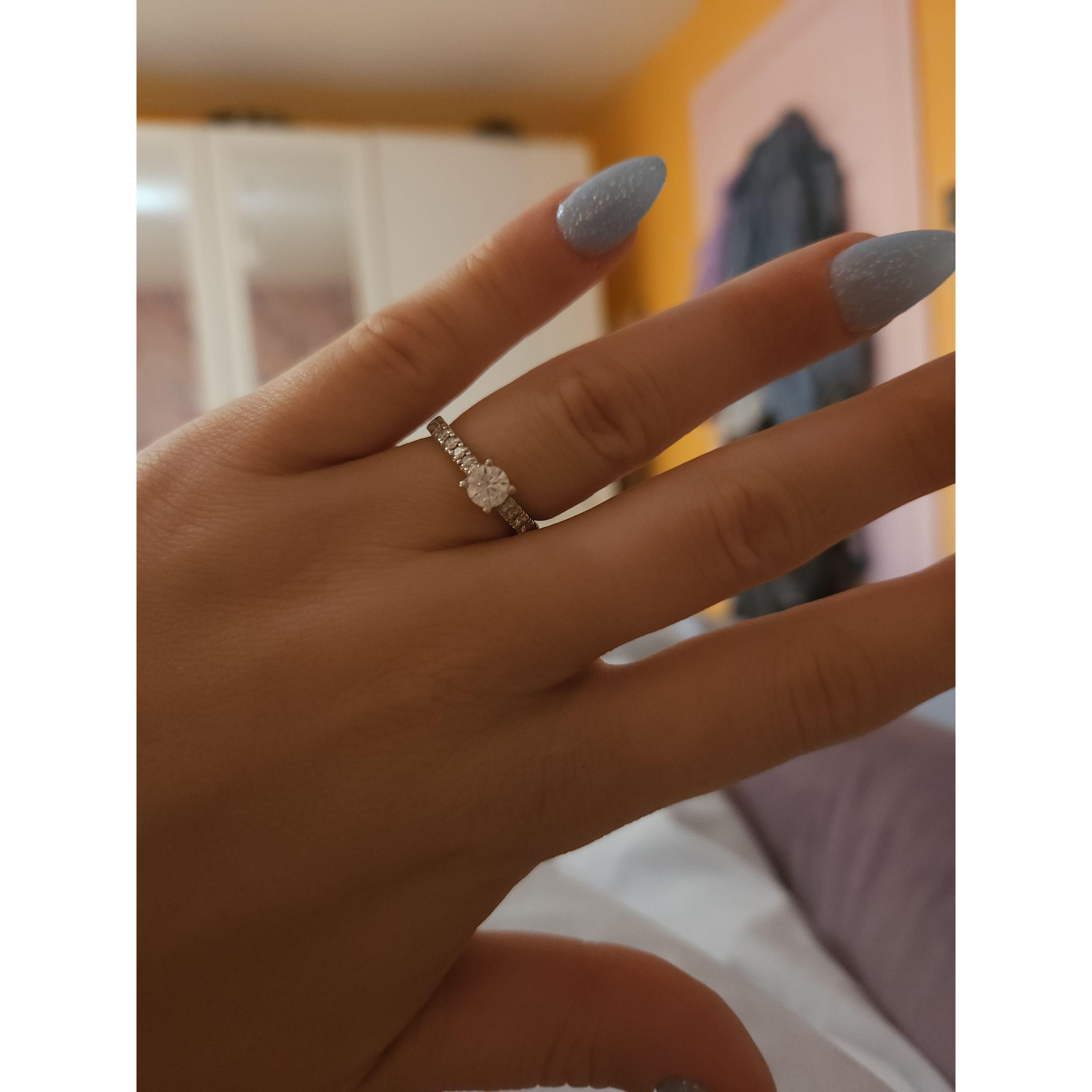 Sarah’s standard reply? In full Beyoncé tone — “If you like it, you better put a ring on it” — so people could save the date.