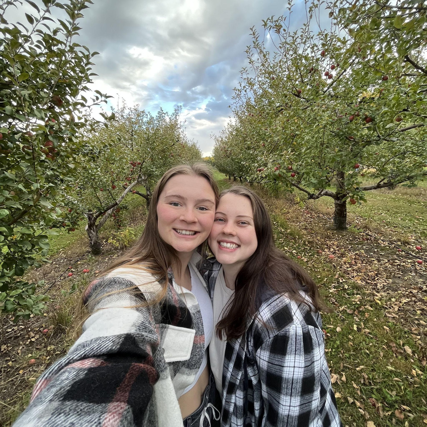 September 2022: We had our first annual date at an apple orchard! This one was Fireside Orchard in Northfield!