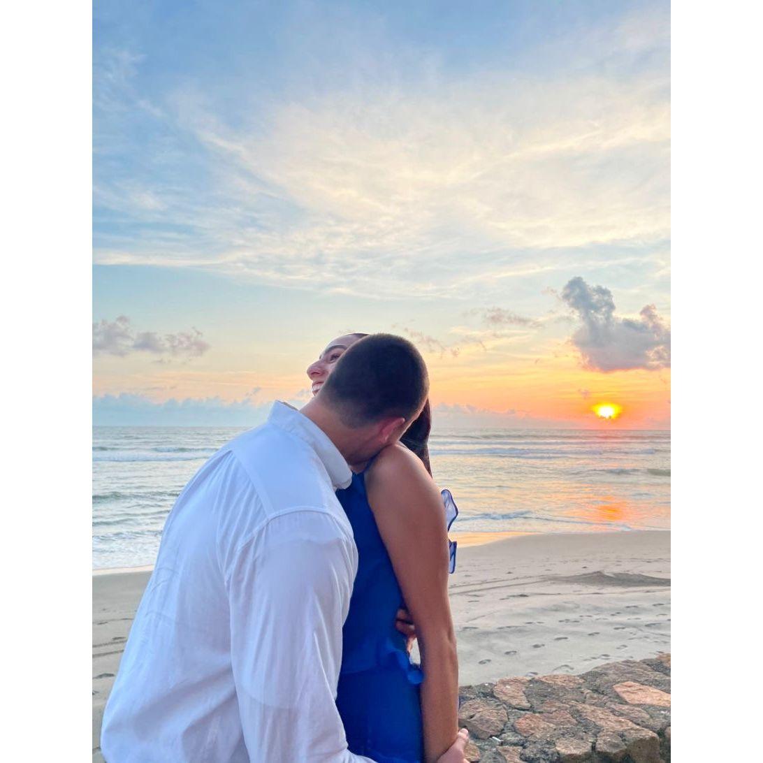 Hey, Siri--play "Can you feel the love tonight" from the Lion King.
Oye, Siri, reproduce "¿Puedes sentir el amor esta noche?" de El Rey León.