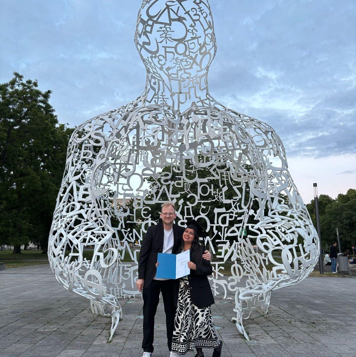 Con la familia de Lucía al otro lado del charco, aprendimos rápido a ser familia el uno para el otro — compartiendo momentos especiales y celebrando nuestros logros con orgullo.