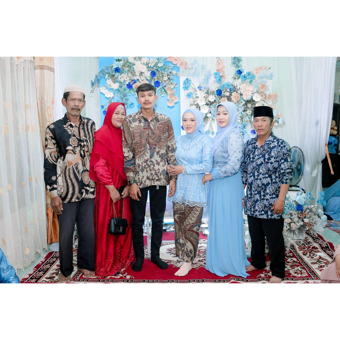 Foto Pertama dengan kedua keluarga kita,, Alhamdulillah berjalan degan Lancar. Bismillah 1 langkah menuju Halal