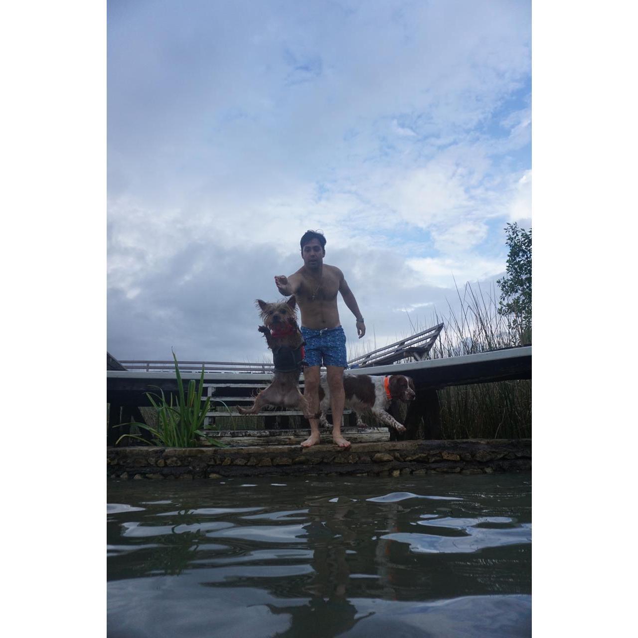 Kuokoa todavía no esta tan convencido de Hans...