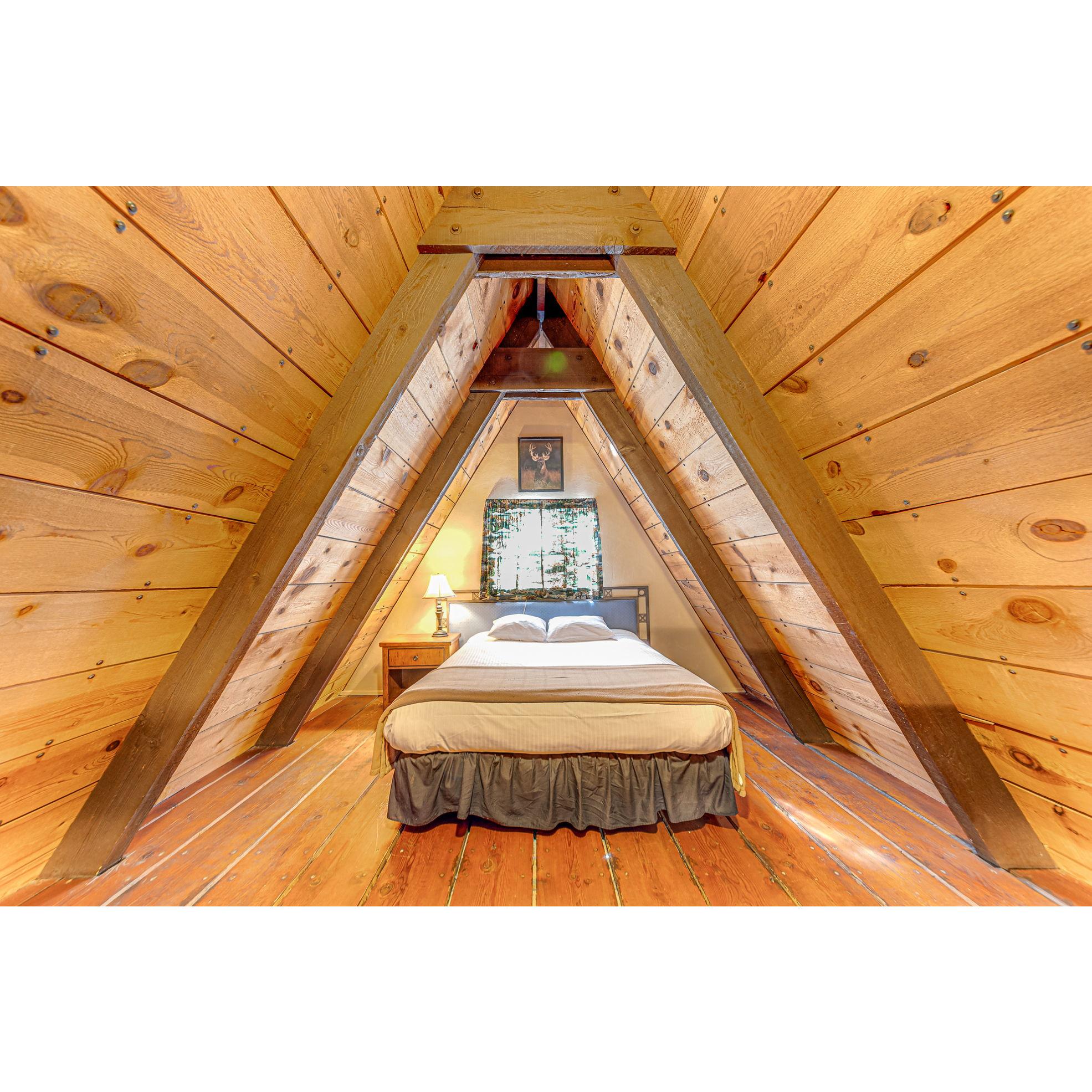 Queen bed in upper loft
