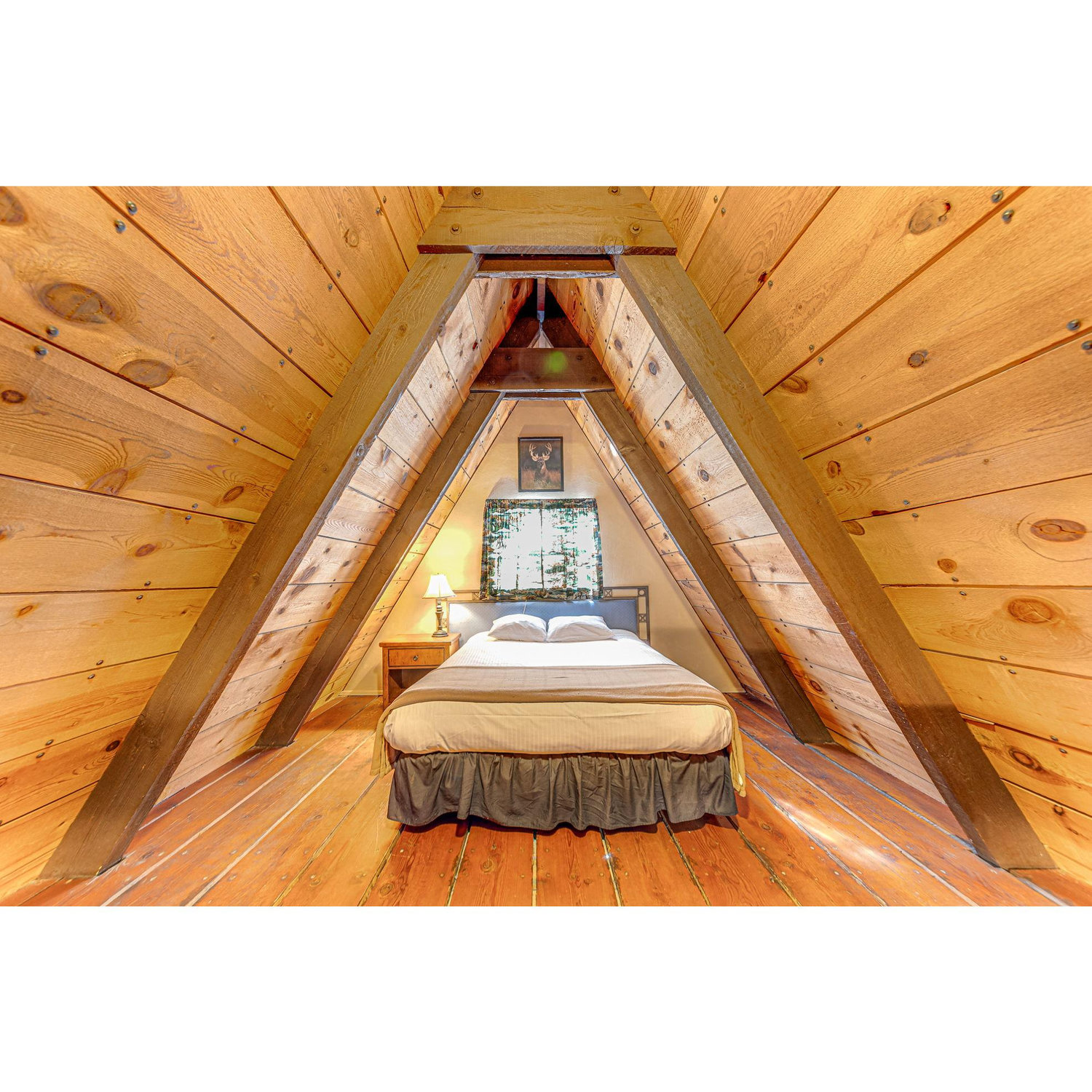 Queen bed in upper loft