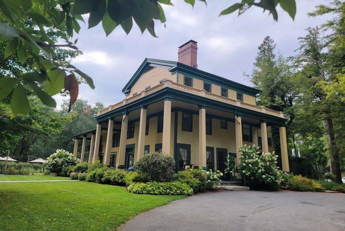 The Wedding Website of Julia Chamberlain and Lucas Fitzgerald