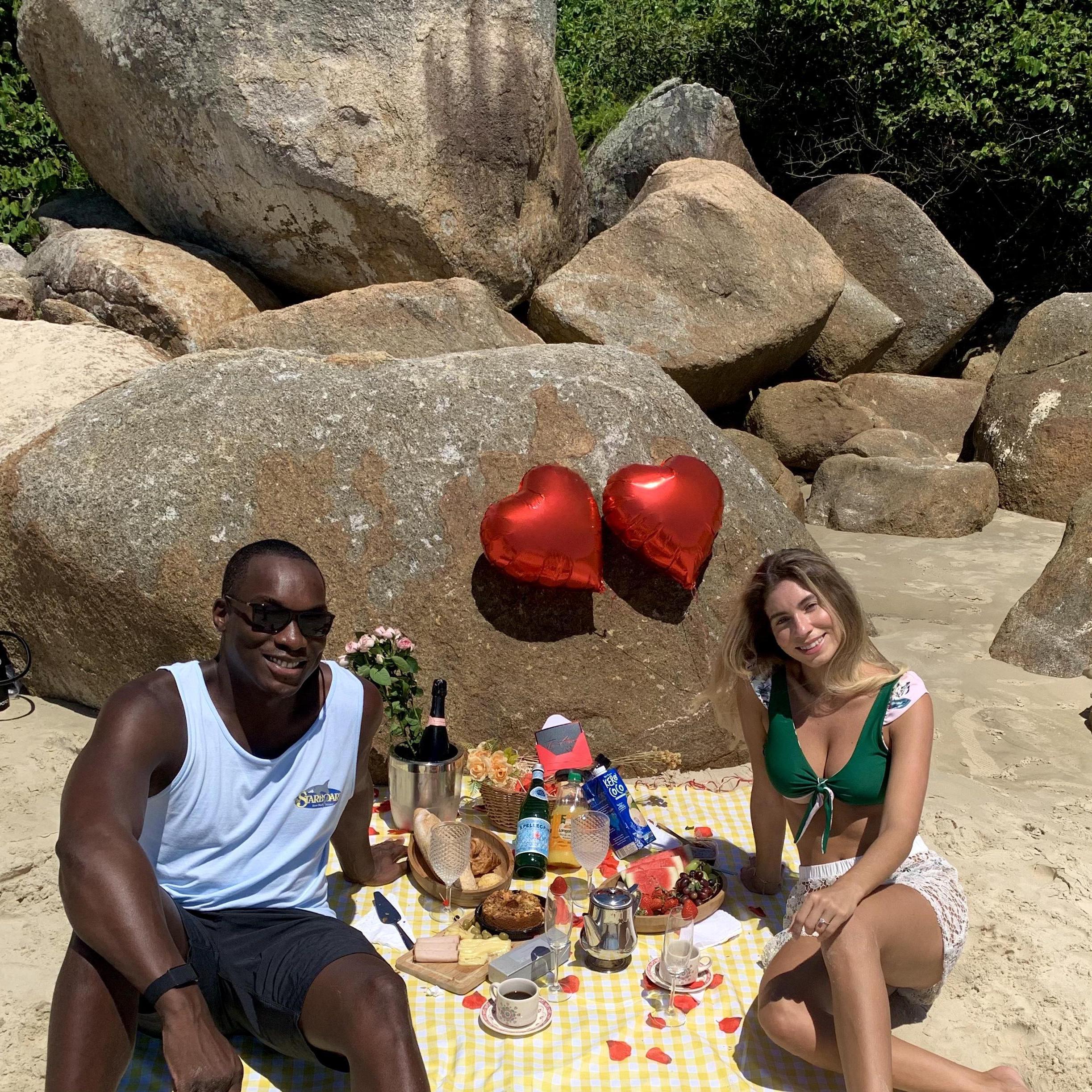 Valentine's Day - Isa surprised Ryan with a beach picnic