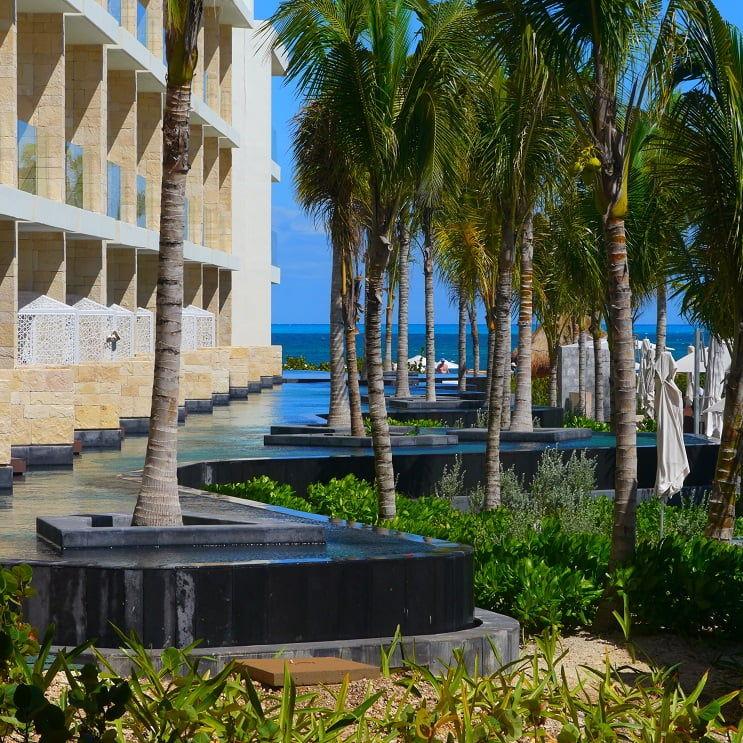 Swim up rooms