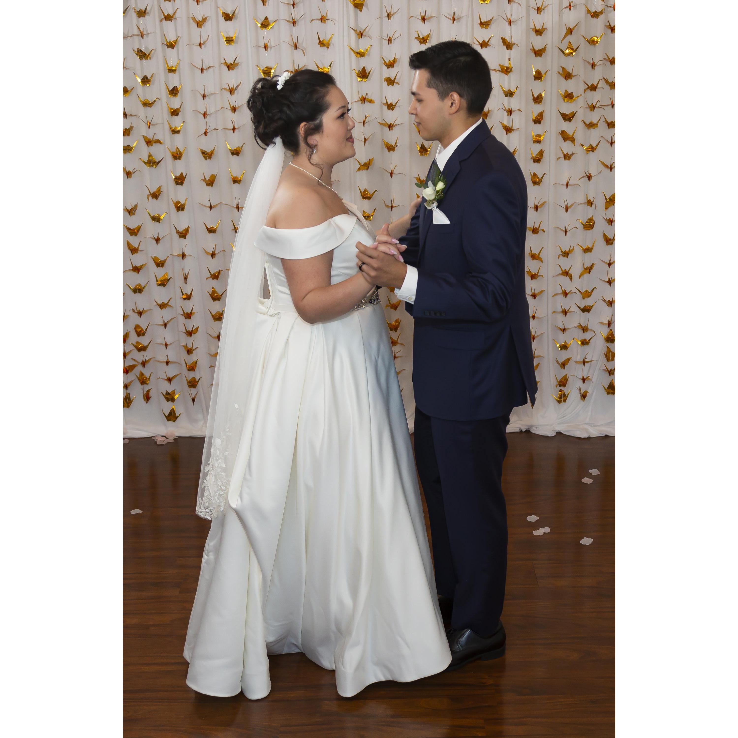 Our first dance / Nuestro primer baile.