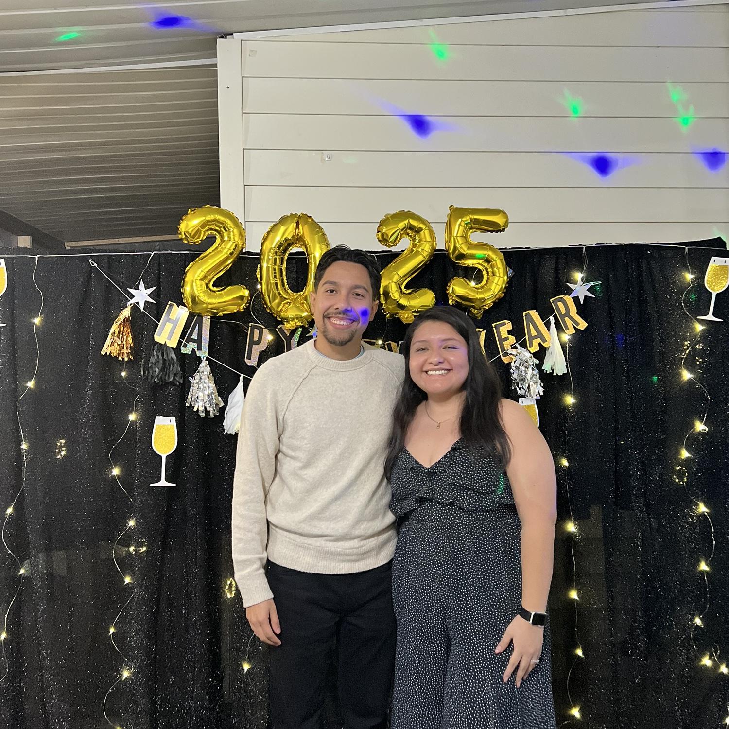 Welcoming 2025 and beginning our wedding planning era. / Dando la bienvenida al 2025 y empezando nuestra etapa de planificación de la boda.