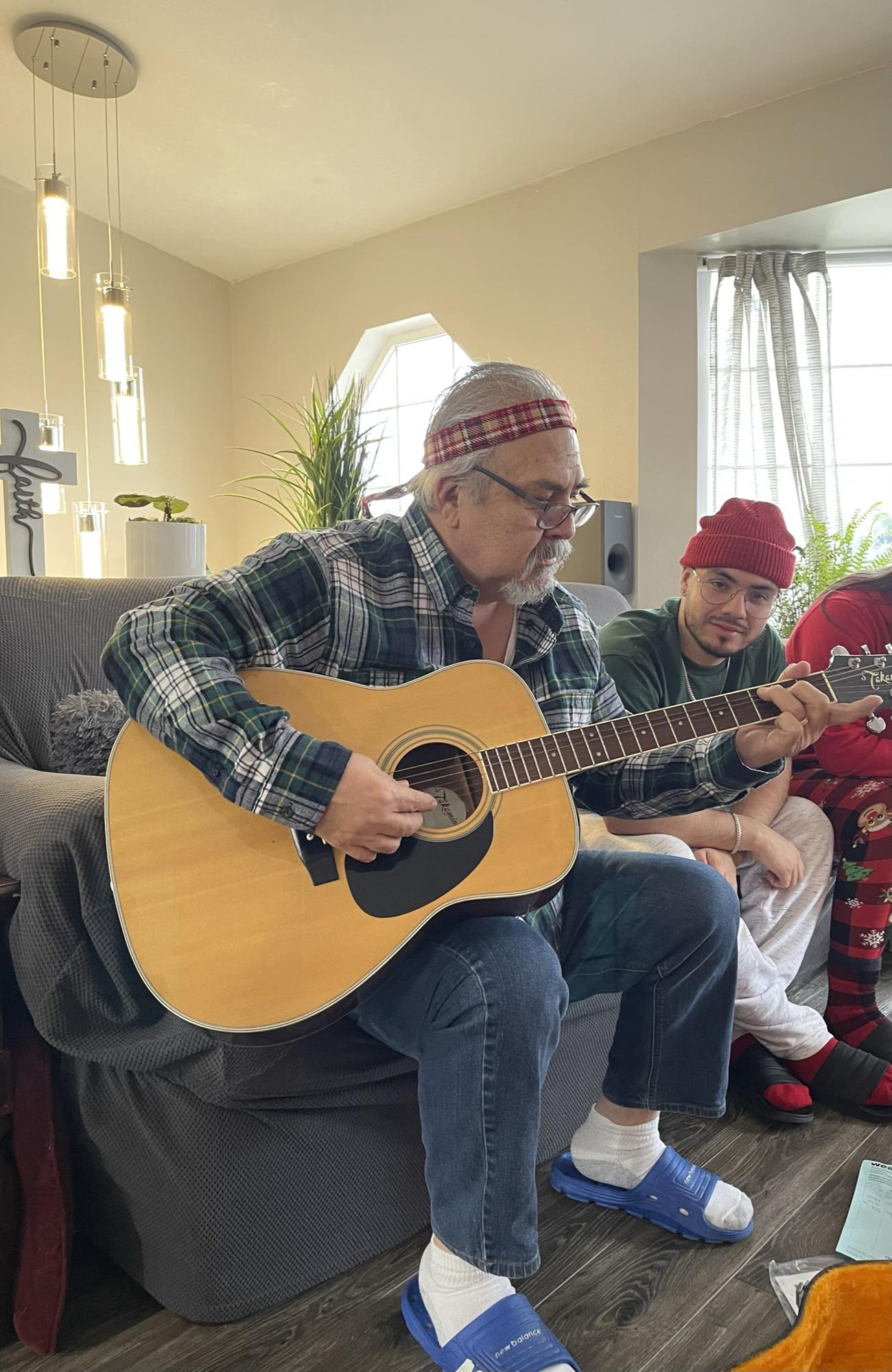 Christmas circle with my Dads new guitar that my brother got him🎁