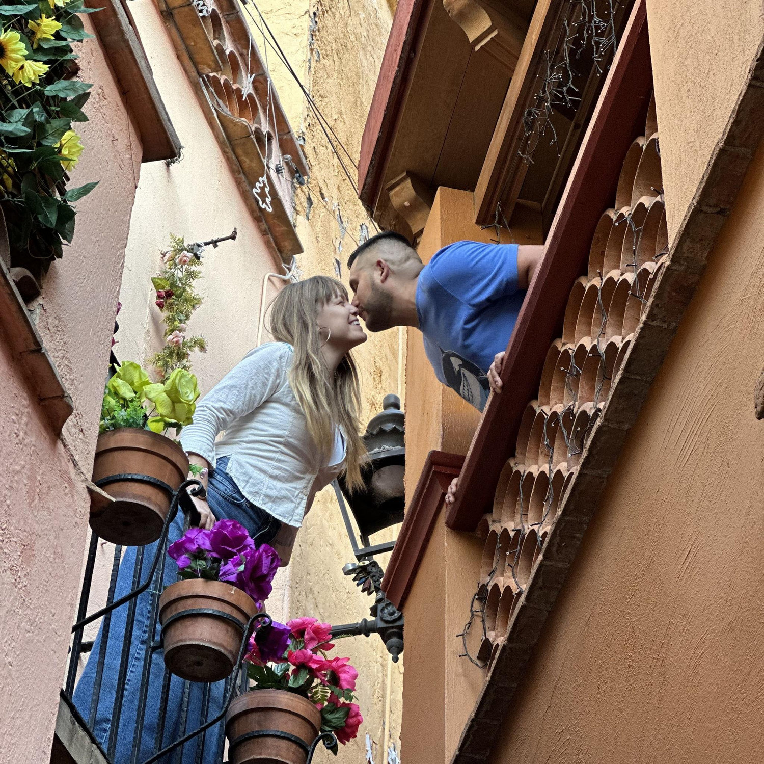 Kissing at the Callejon del Beso, a picture that some friends believed was a proposal. | Besándose en el famoso Callejón del Beso, una foto que algunos amigos creyeron que era una propuesta.