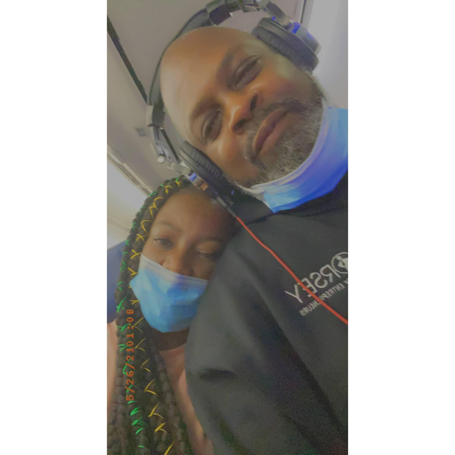 On the plane to Chicago to meet Norris' extended family (2021)